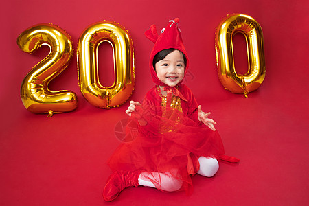 亚洲趴着愉悦可爱的小朋友过新年图片
