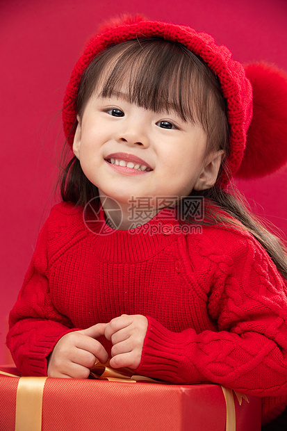 传统节日传统庆典可爱的小女孩趴在新年礼物上图片