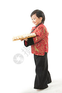 幸福儿童东方人过新年的小男孩端着饺子图片