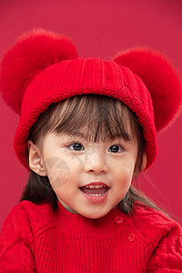 不看镜头红色微笑穿红衣戴红帽的可爱小女孩图片