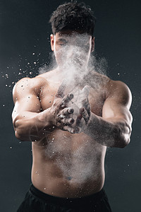 举重运动员往手上涂抹滑石粉图片