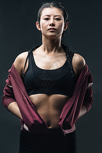 塑肌训练年轻的健身女教练的肖像图片