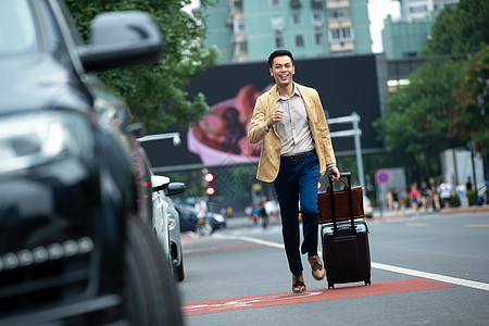 马路上拉着行李追赶汽车的商务男子图片