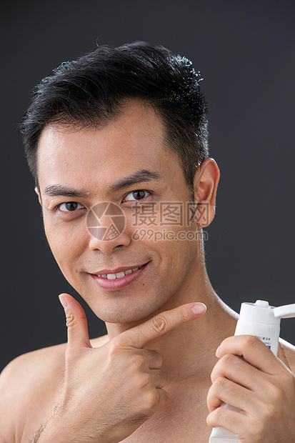 拿着剃须膏做手势的中年男人图片