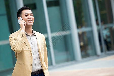 楼下打电话的商务男子图片