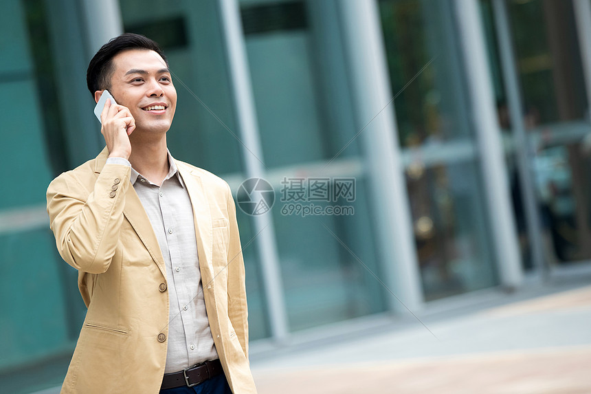 楼下打电话的商务男子图片