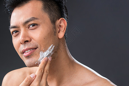 中年男人涂抹剃须膏图片