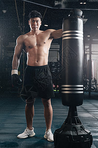 业余爱好男拳击手在健身房准备训练图片