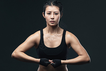 一个刚健身完的女运动员展示肌肉图片