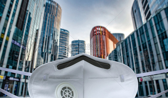 城市背景下的N95口罩图片