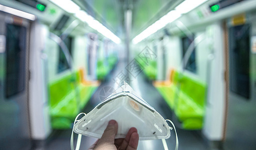 地铁车厢里的N95口罩图片