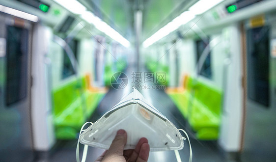 地铁车厢里的N95口罩图片