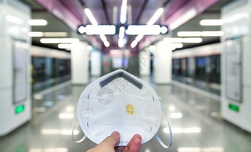 公共设施地铁城市背景下的N95口罩图片