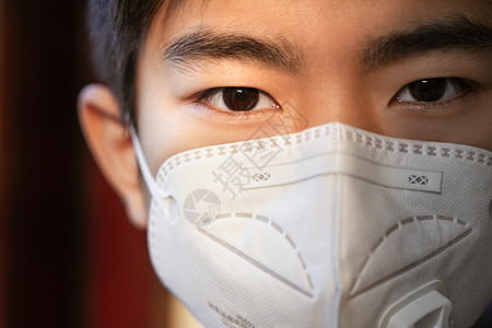 疫情防护戴口罩的男孩肖像特写图片