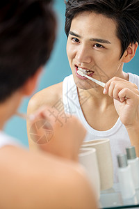 成年人牙齿男美年轻男人对着镜子在刷牙高清图片