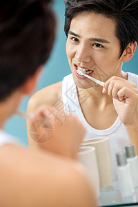 成年人牙齿男美年轻男人对着镜子在刷牙图片