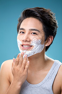 涂抹剃须膏的年轻男人图片