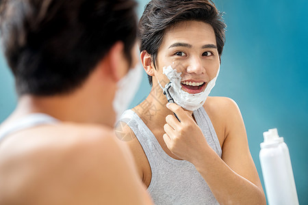 个人护理泡沫青年男人对着镜子刮胡子图片