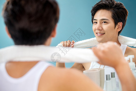 青年人仅男人健康生活方式快乐的年轻男人拿着毛巾照镜子图片