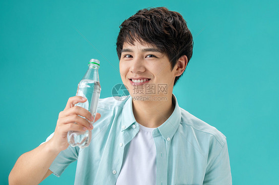 饮料口渴的人拿着汽水快乐的青年男人图片