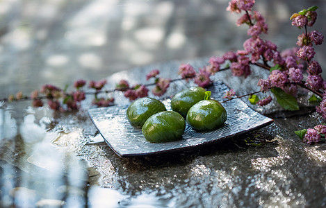 绿色静物传统文化水面石板上的青团和桃花图片