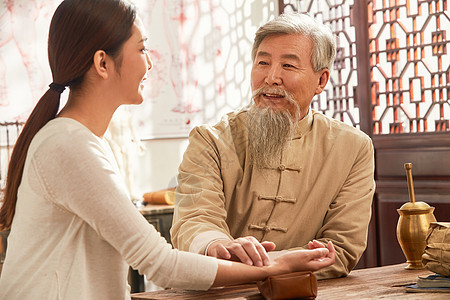 在中医馆治疗的病人和中医图片