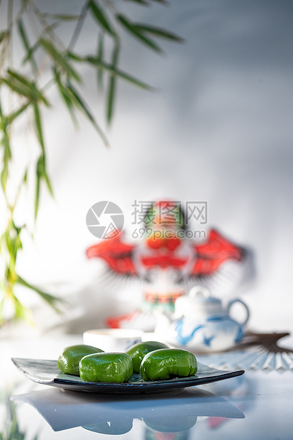 彩色图片传统中华美食竹叶下的风筝和青团图片