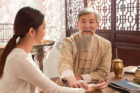 在中医馆治疗的病人和中医图片