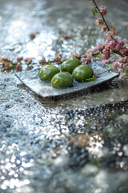 石板上的青团和桃花图片