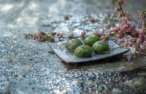 石板上的青团和桃花图片