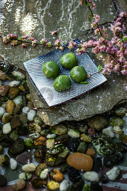 清明植物新鲜水面上的青团和桃花枝图片