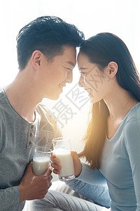 幸福城市青年情侣喝牛奶背景