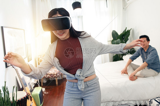 虚拟VR快乐情侣在室内玩耍图片