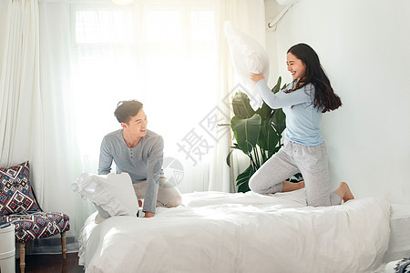 青年快乐情侣在室内玩耍图片