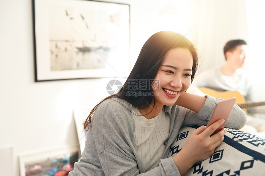 青年女人看手机图片
