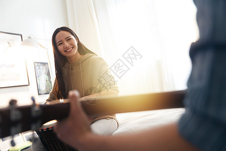 欢乐快乐情侣在家演奏乐器图片