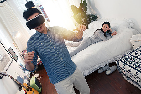 快乐情侣在室内玩耍虚拟vr图片