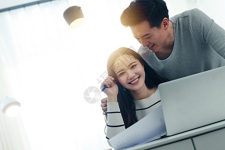 智慧快乐电子情侣在家使用电脑图片