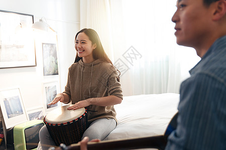 快乐情侣在家演奏乐器高清图片