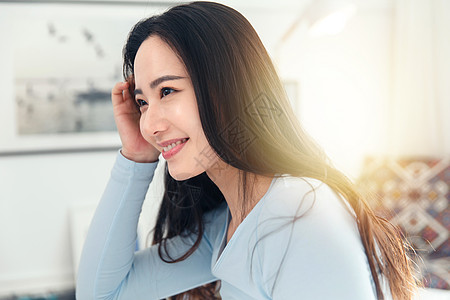 厂房内部居家青年女人背景