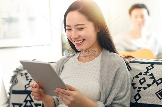 休闲生活幸福青年女人看平板电脑图片