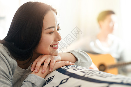 智慧家居幸福的青年女人背景