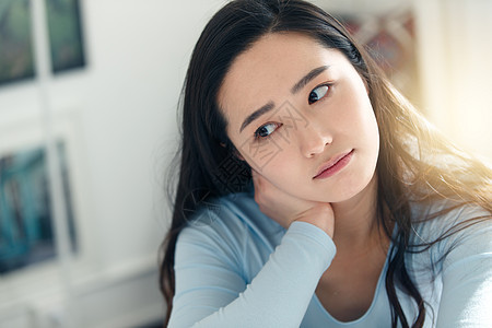 青年女人的居家生活图片