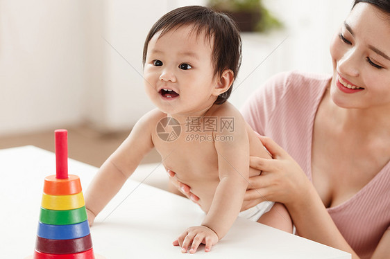 享乐快乐温馨家园妈妈陪宝宝玩耍图片