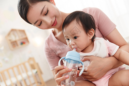 小孩抱着年轻妈妈喂宝宝喝水背景