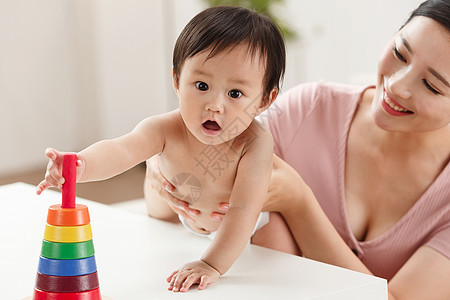 年轻妈妈陪宝宝玩耍图片