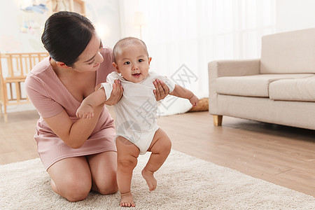 年轻妈妈陪宝宝玩耍图片