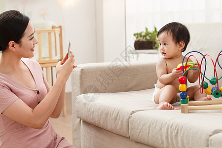 居家妈妈给宝宝拍照图片