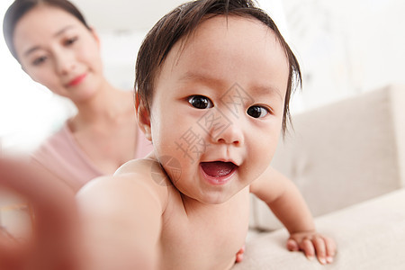 相伴女婴住宅内部妈妈陪宝宝玩耍图片