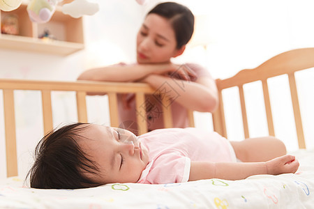 女婴住宅内部爱妈妈陪宝宝睡觉图片